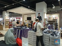 Pengunjung melihat sejumlah sepatu yang ditawarkan selama promo Transmart Full Day Sale di di Transmart Yasmin, Bogor, Minggu (8/9/2024). (CNBC Indonesia/Martyasari Rizky)