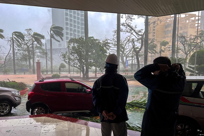 Seorang pria berjalan melewati daerah yang hancur akibat dampak Topan Yagi, di Hanoi, Vietnam, 8 September 2024. Seorang pria berjalan melewati daerah yang hancur akibat dampak Topan Yagi, di Hanoi, Vietnam, 8 September 2024. (REUTERS/Thinh Nguyen)