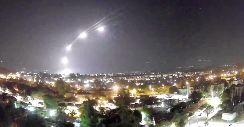 Rudal-rudal terlihat menghujani langit Israel pada Minggu (8/9/2024), serangan terjadi pada dini hari dan sirene meraung di kota Kiryat Shmona, Israel utara. Rudal-rudal terlihat menghujani langit Israel pada Minggu (8/9/2024), serangan terjadi pada dini hari dan sirene meraung di kota Kiryat Shmona, Israel utara. (Tangkapan Layar Video Reuters/)