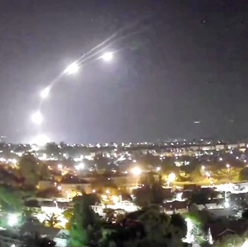 Potret Rentetan Rudal Hizbullah Hujani Langit Israel