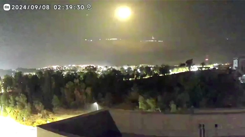 Rudal-rudal terlihat menghujani langit Israel pada Minggu (8/9/2024), serangan terjadi pada dini hari dan sirene meraung di kota Kiryat Shmona, Israel utara. Rudal-rudal terlihat menghujani langit Israel pada Minggu (8/9/2024), serangan terjadi pada dini hari dan sirene meraung di kota Kiryat Shmona, Israel utara. (Tangkapan Layar Video Reuters/)