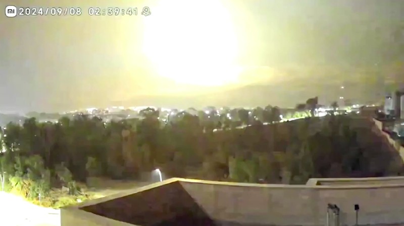 Rudal-rudal terlihat menghujani langit Israel pada Minggu (8/9/2024), serangan terjadi pada dini hari dan sirene meraung di kota Kiryat Shmona, Israel utara. Rudal-rudal terlihat menghujani langit Israel pada Minggu (8/9/2024), serangan terjadi pada dini hari dan sirene meraung di kota Kiryat Shmona, Israel utara. (Tangkapan Layar Video Reuters/)