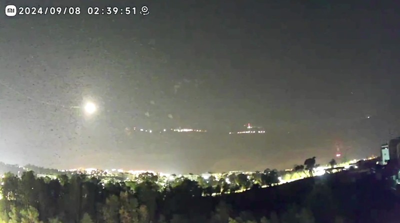 Rudal-rudal terlihat menghujani langit Israel pada Minggu (8/9/2024), serangan terjadi pada dini hari dan sirene meraung di kota Kiryat Shmona, Israel utara. Rudal-rudal terlihat menghujani langit Israel pada Minggu (8/9/2024), serangan terjadi pada dini hari dan sirene meraung di kota Kiryat Shmona, Israel utara. (Tangkapan Layar Video Reuters/)