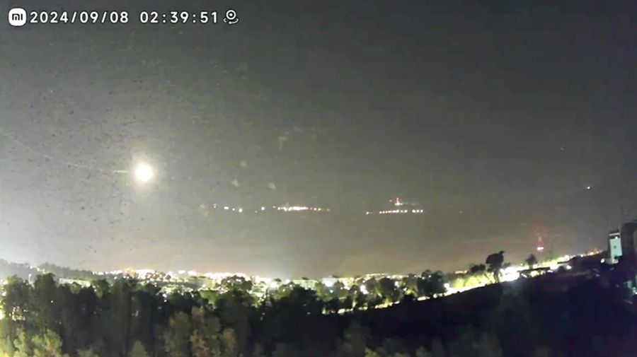 Rudal-rudal terlihat menghujani langit Israel pada Minggu (8/9/2024), serangan terjadi pada dini hari dan sirene meraung di kota Kiryat Shmona, Israel utara. (Tangkapan Layar Video Reuters/)