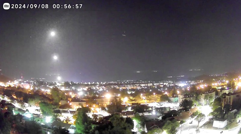Rudal-rudal terlihat menghujani langit Israel pada Minggu (8/9/2024), serangan terjadi pada dini hari dan sirene meraung di kota Kiryat Shmona, Israel utara. Rudal-rudal terlihat menghujani langit Israel pada Minggu (8/9/2024), serangan terjadi pada dini hari dan sirene meraung di kota Kiryat Shmona, Israel utara. (Tangkapan Layar Video Reuters/)