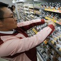 Seorang karyawan menata produk makanan di toko serba ada 7-Eleven di Tokyo, Jepang, 6 Desember 2017. (REUTERS/Toru Hanai//File Foto)