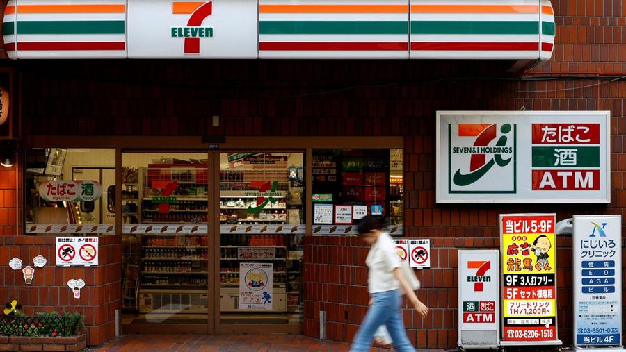 Seorang pejalan kaki berjalan melewati toko serba ada 7-Eleven Seven & I di Tokyo, Jepang, 19 Agustus 2024. (REUTERS/Kim Kyung-Hoon)