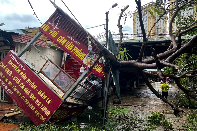 Seorang pria berjalan melewati daerah yang hancur akibat dampak Topan Yagi, di Hanoi, Vietnam, 8 September 2024. Seorang pria berjalan melewati daerah yang hancur akibat dampak Topan Yagi, di Hanoi, Vietnam, 8 September 2024. (REUTERS/Thinh Nguyen)