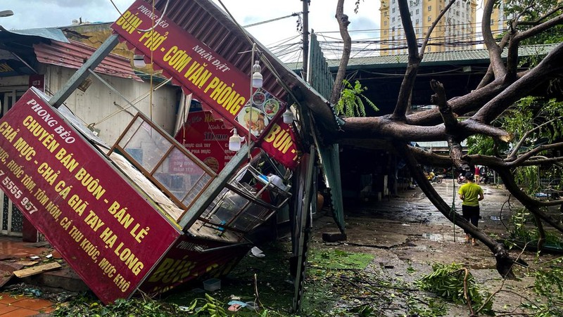 Seorang pria berjalan melewati daerah yang hancur akibat dampak Topan Yagi, di Hanoi, Vietnam, 8 September 2024. (REUTERS/Thinh Nguyen)