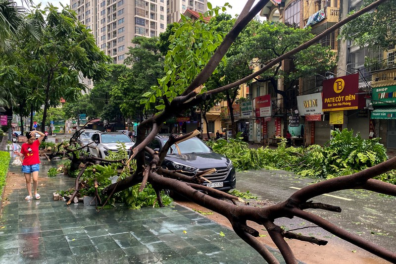 Seorang pria berjalan melewati daerah yang hancur akibat dampak Topan Yagi, di Hanoi, Vietnam, 8 September 2024. (REUTERS/Thinh Nguyen)