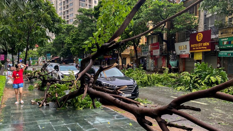 Seorang pria berjalan melewati daerah yang hancur akibat dampak Topan Yagi, di Hanoi, Vietnam, 8 September 2024. (REUTERS/Thinh Nguyen)