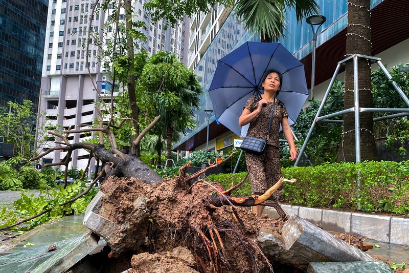 Seorang pria berjalan melewati daerah yang hancur akibat dampak Topan Yagi, di Hanoi, Vietnam, 8 September 2024. (REUTERS/Thinh Nguyen)