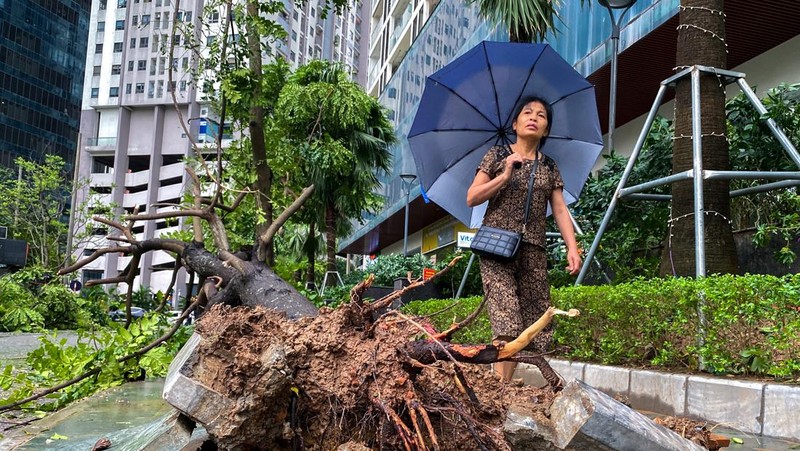 Seorang pria berjalan melewati daerah yang hancur akibat dampak Topan Yagi, di Hanoi, Vietnam, 8 September 2024. (REUTERS/Thinh Nguyen)