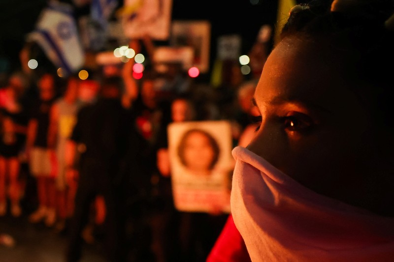 Para demonstran berkumpul di sekitar api unggun selama demonstrasi menentang pemerintahan Perdana Menteri Israel Benjamin Netanyahu dan menyerukan pembebasan sandera di Gaza, di tengah konflik Israel-Hamas, di Tel Aviv, Israel, 7 September 2024. (REUTERS/Florion Goga)