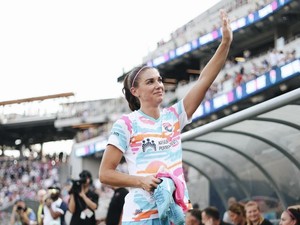 Atlet Bola Wanita yang Lagi Hamil Nangis Meninggalkan Lapangan, Ini Alasannya