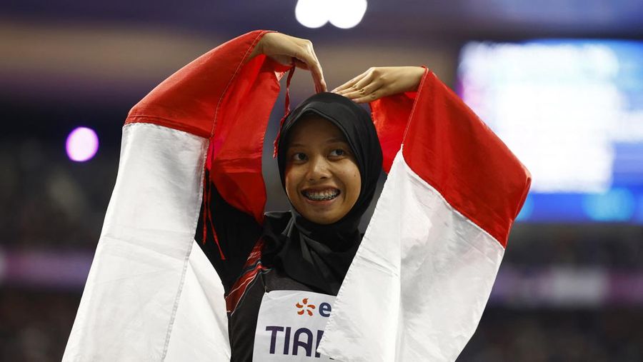 Atlet Atletik 100m Putri, Karisma Evi Tiarani dari Indonesia merayakan kemenangannya setelah meraih medali perak. (REUTERS/Umit Bektas)