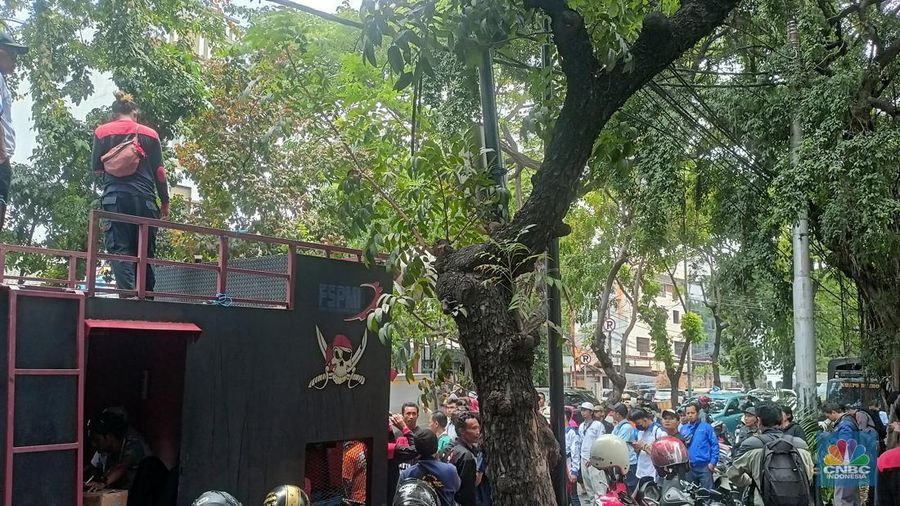 Buruh Demo Pengadilan Jakarta Pusat, Tuntut Keadilan Gegara diPHK. (CNBC Indonesia/Ferry Sandi)