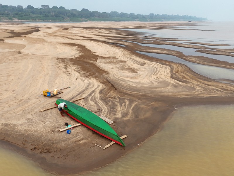 Debit air pada sungai yang mengalir pada hutan hujan tropis Amazon mengalami penyusutan. (REUTERS/Bruno Kelly) Debit air pada sungai yang mengalir pada hutan hujan tropis Amazon mengalami penyusutan. (REUTERS/Bruno Kelly)