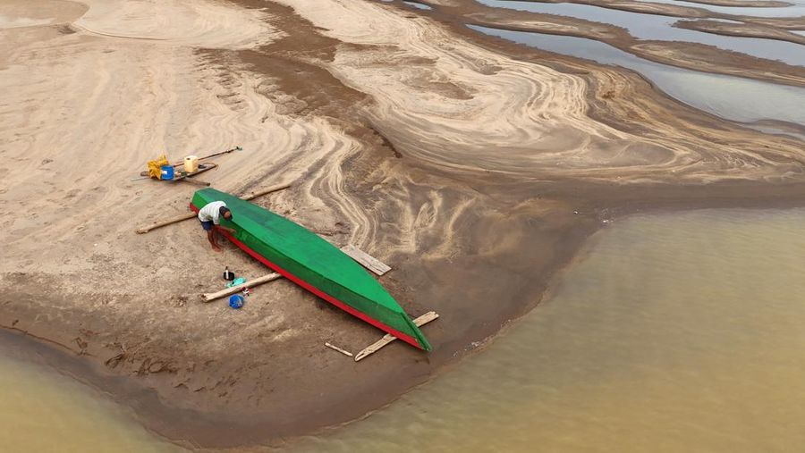 Debit air pada sungai yang mengalir pada hutan hujan tropis Amazon mengalami penyusutan. (REUTERS/Bruno Kelly)