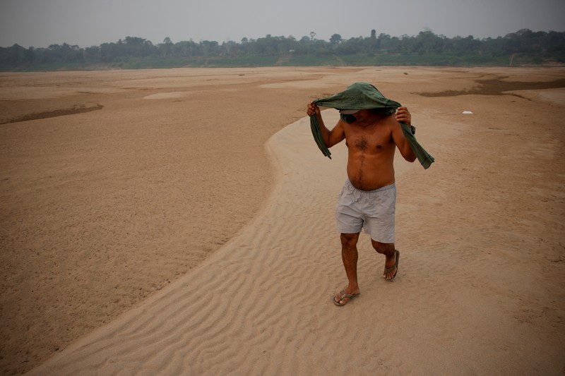 Debit air pada sungai yang mengalir pada hutan hujan tropis Amazon mengalami penyusutan. (REUTERS/Bruno Kelly) Debit air pada sungai yang mengalir pada hutan hujan tropis Amazon mengalami penyusutan. (REUTERS/Bruno Kelly)