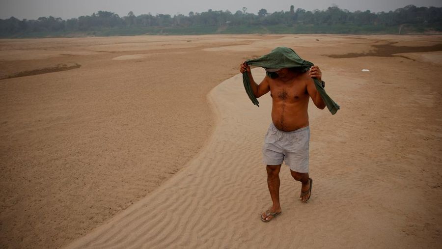Debit air pada sungai yang mengalir pada hutan hujan tropis Amazon mengalami penyusutan. (REUTERS/Bruno Kelly)