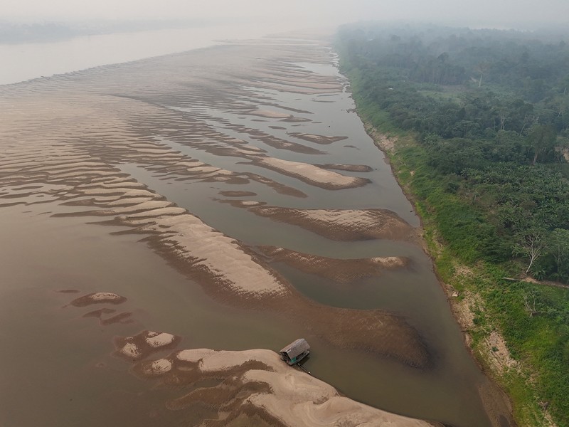 Debit air pada sungai yang mengalir pada hutan hujan tropis Amazon mengalami penyusutan. (REUTERS/Bruno Kelly) Debit air pada sungai yang mengalir pada hutan hujan tropis Amazon mengalami penyusutan. (REUTERS/Bruno Kelly)