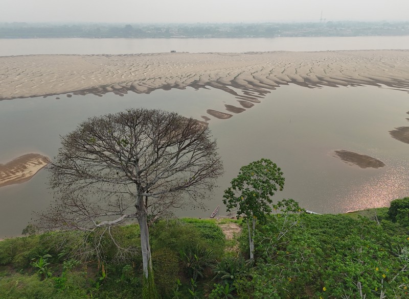 Debit air pada sungai yang mengalir pada hutan hujan tropis Amazon mengalami penyusutan. (REUTERS/Bruno Kelly) Debit air pada sungai yang mengalir pada hutan hujan tropis Amazon mengalami penyusutan. (REUTERS/Bruno Kelly)