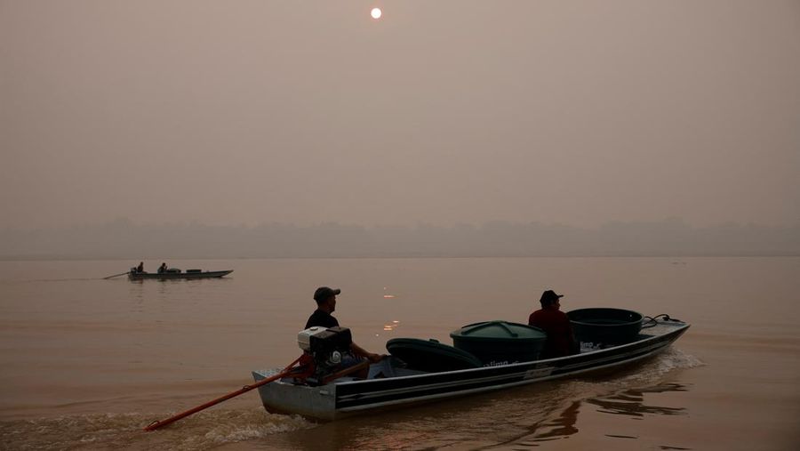 Debit air pada sungai yang mengalir pada hutan hujan tropis Amazon mengalami penyusutan. (REUTERS/Bruno Kelly)
