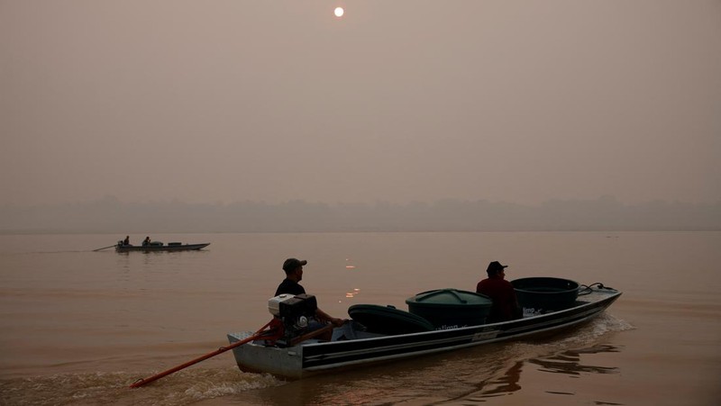 Debit air pada sungai yang mengalir pada hutan hujan tropis Amazon mengalami penyusutan. (REUTERS/Bruno Kelly)