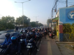 Cerita Karyawati Telat Ngantor 1 Jam Imbas Galian Bikin Macet di Jatiwaringn