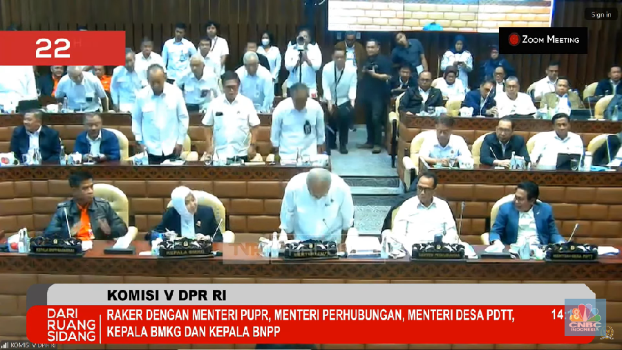 Momen Menteri PUPR dan jajaran Kementerian PUPR menunduk mengucap terima kasih saat raker dengan Komisi V DPR RI, Senin (9/9/2024)