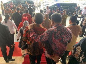 Momen Muzani dan Hasto Rangkulan Sambil Bisik-bisik Hal Khusus di MPR