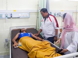 Pj Gubernur Jateng Jenguk 2 Atlet Muaythai di RS PON XXI Aceh