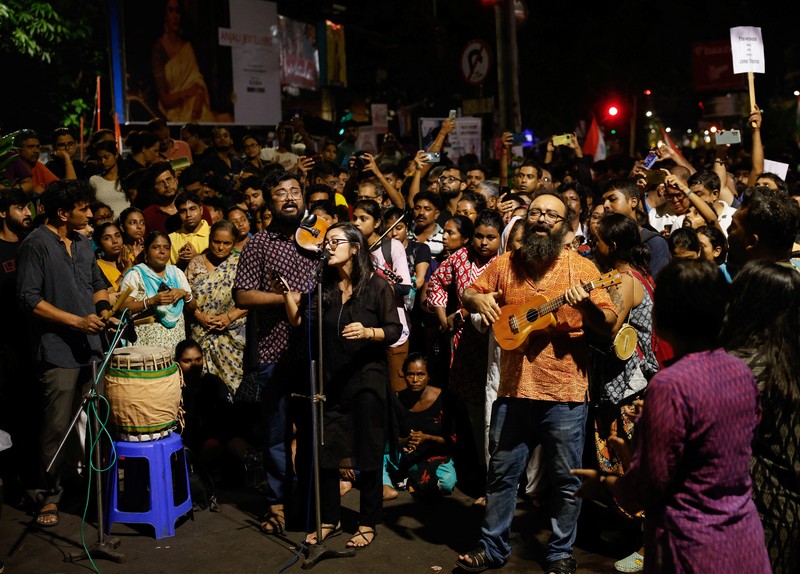 Orang-orang menghadiri protes yang mengutuk dan memperingati satu bulan sejak pemerkosaan dan pembunuhan seorang dokter magang di sebuah rumah sakit milik pemerintah di Kolkata, India, Minggu (8/9/2024). (REUTERS/Sahiba Chawdhary) Orang-orang menghadiri protes yang mengutuk dan memperingati satu bulan sejak pemerkosaan dan pembunuhan seorang dokter magang di sebuah rumah sakit milik pemerintah di Kolkata, India, Minggu (8/9/2024). (REUTERS/Sahiba Chawdhary)