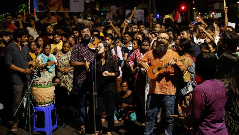 Orang-orang menghadiri protes yang mengutuk dan memperingati satu bulan sejak pemerkosaan dan pembunuhan seorang dokter magang di sebuah rumah sakit milik pemerintah di Kolkata, India, Minggu (8/9/2024). (REUTERS/Sahiba Chawdhary)