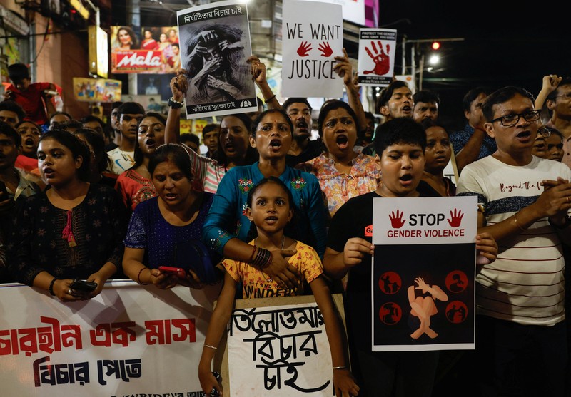 Orang-orang menghadiri protes yang mengutuk dan memperingati satu bulan sejak pemerkosaan dan pembunuhan seorang dokter magang di sebuah rumah sakit milik pemerintah di Kolkata, India, Minggu (8/9/2024). (REUTERS/Sahiba Chawdhary)