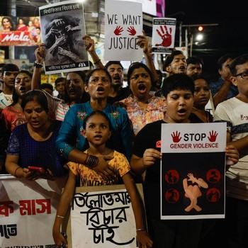 Ramai-Ramai Warga India Protes Pemerkosaan-Pembunuhan Dokter Magang
