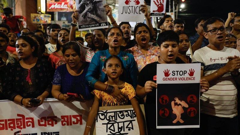 Orang-orang menghadiri protes yang mengutuk dan memperingati satu bulan sejak pemerkosaan dan pembunuhan seorang dokter magang di sebuah rumah sakit milik pemerintah di Kolkata, India, Minggu (8/9/2024). (REUTERS/Sahiba Chawdhary)