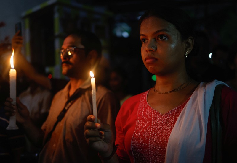 Orang-orang menghadiri protes yang mengutuk dan memperingati satu bulan sejak pemerkosaan dan pembunuhan seorang dokter magang di sebuah rumah sakit milik pemerintah di Kolkata, India, Minggu (8/9/2024). (REUTERS/Sahiba Chawdhary) Orang-orang menghadiri protes yang mengutuk dan memperingati satu bulan sejak pemerkosaan dan pembunuhan seorang dokter magang di sebuah rumah sakit milik pemerintah di Kolkata, India, Minggu (8/9/2024). (REUTERS/Sahiba Chawdhary)