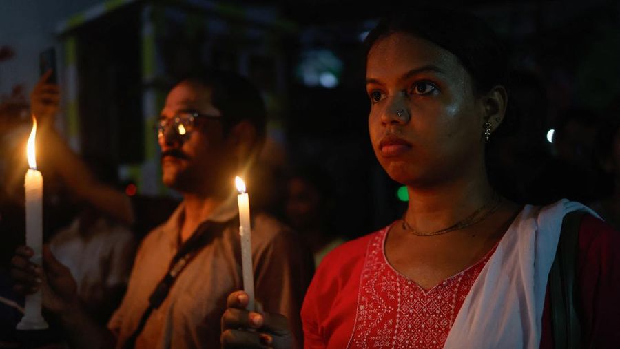 Orang-orang menghadiri protes yang mengutuk dan memperingati satu bulan sejak pemerkosaan dan pembunuhan seorang dokter magang di sebuah rumah sakit milik pemerintah di Kolkata, India, Minggu (8/9/2024). (REUTERS/Sahiba Chawdhary)