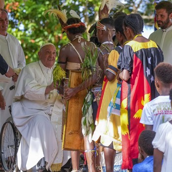 Potret Paus Fransiskus Masuk Hutan Terpencil Papua Nugini-Bawa Hadiah