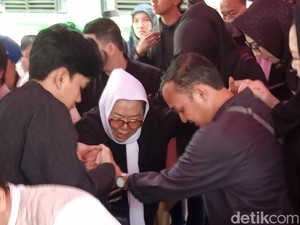 Tangis Ibunda Pecah di Pemakaman Puput Novel
