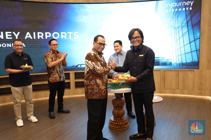 Peresmian Merger PT Angkasa Pura 1 dan PT Angkasa Pura 2 menjadi PT Angkasa Pura Indonesia, di kantor InJourney, Gedung Sarinah Lantai 14, Jakarta, Senin (9/9/2024). (CNBC Indonesia/Tri Susilo) Peresmian Merger PT Angkasa Pura 1 dan PT Angkasa Pura 2 menjadi PT Angkasa Pura Indonesia, di kantor InJourney, Gedung Sarinah Lantai 14, Jakarta, Senin (9/9/2024). (CNBC Indonesia/Tri Susilo)