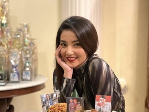Kebahagiaan Tsania Marwa Usai Resmi Wisuda Magister Psikologi