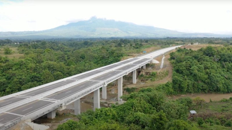 Presiden Joko Widodo (Jokowi) meresmikan empat ruas jalan tol Ruas Sigli-Banda Aceh Seksi 2 (Seulimeum – Jantho), Seksi 3 (Jantho – Indrapuri), Seksi 5 (Blang Bintang – Kuto Baro), dan Seksi 6 (Kuto Baro – Baitussalam), di Gerbang Tol Baitussalam, Provinsi Aceh, Senin (09/09/2024). (Dok.Hutama Karya)