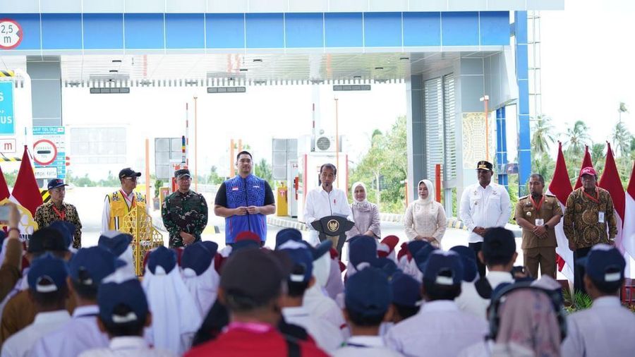 Presiden Joko Widodo (Jokowi) meresmikan empat ruas jalan tol Ruas Sigli-Banda Aceh Seksi 2 (Seulimeum – Jantho), Seksi 3 (Jantho – Indrapuri), Seksi 5 (Blang Bintang – Kuto Baro), dan Seksi 6 (Kuto Baro – Baitussalam), di Gerbang Tol Baitussalam, Provinsi Aceh, Senin (09/09/2024). (Dok.Hutama Karya)