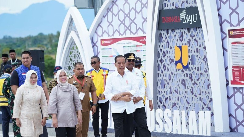 Presiden Joko Widodo (Jokowi) meresmikan empat ruas jalan tol Ruas Sigli-Banda Aceh Seksi 2 (Seulimeum – Jantho), Seksi 3 (Jantho – Indrapuri), Seksi 5 (Blang Bintang – Kuto Baro), dan Seksi 6 (Kuto Baro – Baitussalam), di Gerbang Tol Baitussalam, Provinsi Aceh, Senin (09/09/2024). (Dok.Hutama Karya)