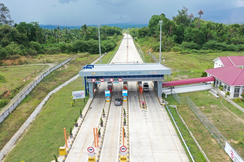 Presiden Joko Widodo (Jokowi) meresmikan empat ruas jalan tol Ruas Sigli-Banda Aceh Seksi 2 (Seulimeum – Jantho), Seksi 3 (Jantho – Indrapuri), Seksi 5 (Blang Bintang – Kuto Baro), dan Seksi 6 (Kuto Baro – Baitussalam), di Gerbang Tol Baitussalam, Provinsi Aceh, Senin (09/09/2024). (Dok.Hutama Karya) Presiden Joko Widodo (Jokowi) meresmikan empat ruas jalan tol Ruas Sigli-Banda Aceh Seksi 2 (Seulimeum – Jantho), Seksi 3 (Jantho – Indrapuri), Seksi 5 (Blang Bintang – Kuto Baro), dan Seksi 6 (Kuto Baro – Baitussalam), di Gerbang Tol Baitussalam, Provinsi Aceh, Senin (09/09/2024). (Dok.Hutama Karya)