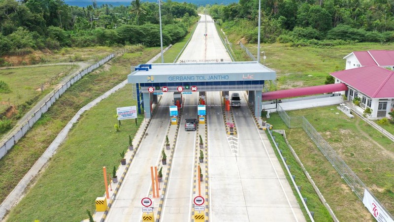 Presiden Joko Widodo (Jokowi) meresmikan empat ruas jalan tol Ruas Sigli-Banda Aceh Seksi 2 (Seulimeum – Jantho), Seksi 3 (Jantho – Indrapuri), Seksi 5 (Blang Bintang – Kuto Baro), dan Seksi 6 (Kuto Baro – Baitussalam), di Gerbang Tol Baitussalam, Provinsi Aceh, Senin (09/09/2024). (Dok.Hutama Karya)