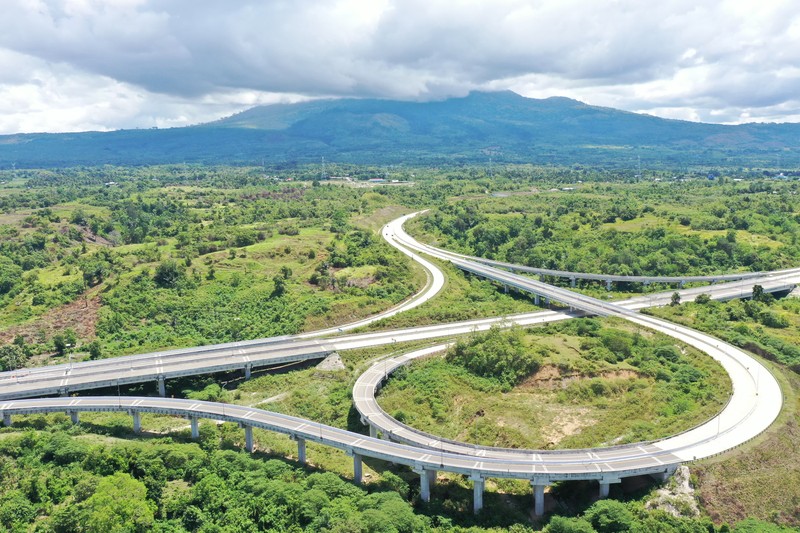Presiden Joko Widodo (Jokowi) meresmikan empat ruas jalan tol Ruas Sigli-Banda Aceh Seksi 2 (Seulimeum – Jantho), Seksi 3 (Jantho – Indrapuri), Seksi 5 (Blang Bintang – Kuto Baro), dan Seksi 6 (Kuto Baro – Baitussalam), di Gerbang Tol Baitussalam, Provinsi Aceh, Senin (09/09/2024). (Dok.Hutama Karya) Presiden Joko Widodo (Jokowi) meresmikan empat ruas jalan tol Ruas Sigli-Banda Aceh Seksi 2 (Seulimeum – Jantho), Seksi 3 (Jantho – Indrapuri), Seksi 5 (Blang Bintang – Kuto Baro), dan Seksi 6 (Kuto Baro – Baitussalam), di Gerbang Tol Baitussalam, Provinsi Aceh, Senin (09/09/2024). (Dok.Hutama Karya)